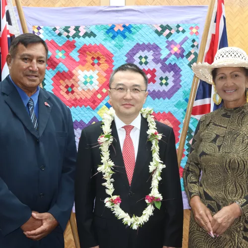 Ambassador Wang with the King's Representative, H.E Sir Tom Marsters and Lady Marsters post presentation of his letters credence to the KR in March 2022